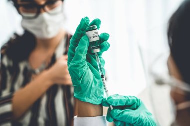 Genç bayan, aşı için yetenekli doktoru hastanede ziyaret ediyor.