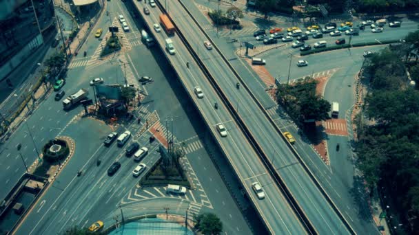 Zajęty autostrady skrzyżowania dróg w centrum miasta Metropolis — Wideo stockowe