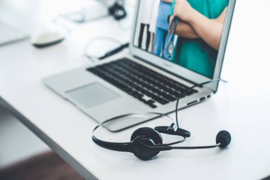 Doktorun hastayla aktif olarak konuşması için internet üzerinden teletıp görüntüsü