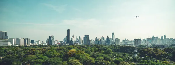 Parque público e edifícios altos paisagem urbana no centro da cidade de metrópole — Fotografia de Stock