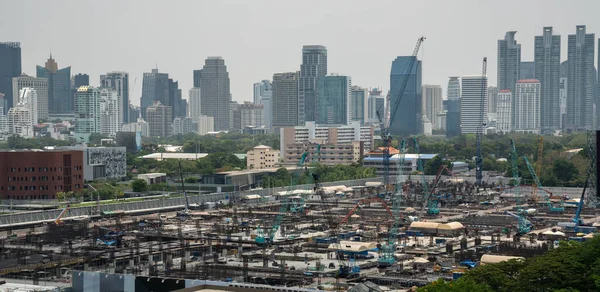 Blick auf Stadtbild und Baustelle in der Metropole — Stockfoto