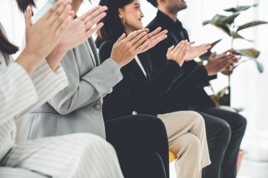 İş kadını, iş projesinde yeterlilikle yer alırsa ekipten kutlamalar aldı