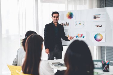 İş adamları daire içinde otururken iş projesini ustaca tartışıyor