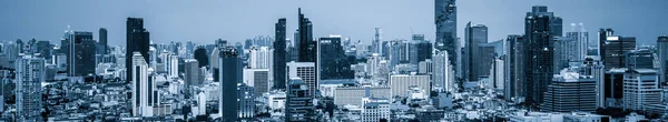 Paisagem urbana com filtro azul e edifícios altos no centro da cidade de metrópole — Fotografia de Stock