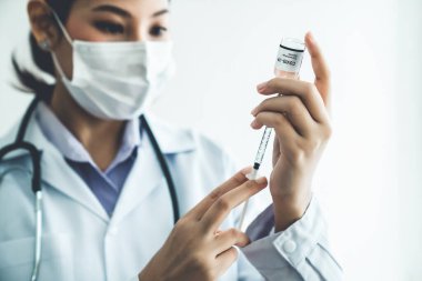 Yetenekli doktor aşıyı enjeksiyondan önce yeterince hazırlayın.