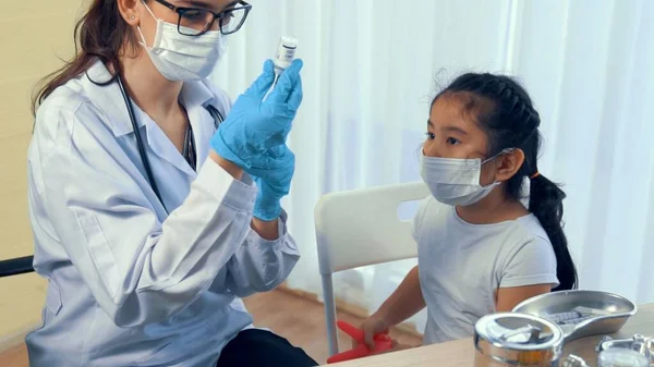 Niña de la escuela visita al hábil médico en el hospital para vacunarse — Foto de Stock
