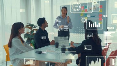 Şirket personeli toplantısındaki iş adamları imrendirici grafikle