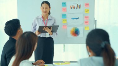 Yetenekli iş kadını takım liderinin iş projesi sunumu