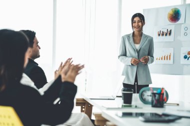 İş kadını, iş projesinde yeterlilikle yer alırsa ekipten kutlamalar aldı