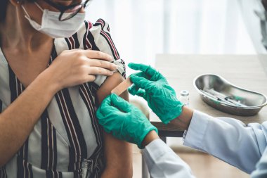 Genç bayan, aşı için yetenekli doktoru hastanede ziyaret ediyor.