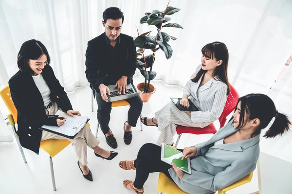 La gente de negocios discute hábilmente el proyecto de trabajo mientras se sienta en círculo —  Fotos de Stock