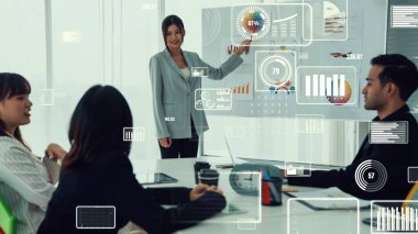 Şirket personeli toplantısındaki iş adamları imrendirici grafikle