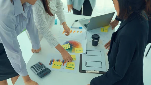 Empresários discutem proficientemente o projeto de trabalho na mesa de reuniões — Fotografia de Stock