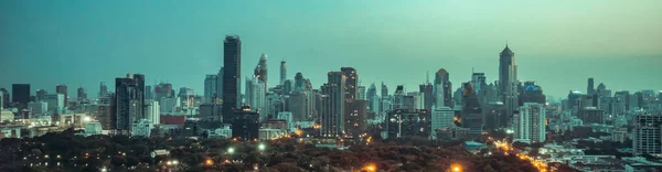 Paisagem urbana noturna e edifícios altos no centro da cidade de metrópole — Fotografia de Stock