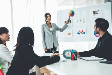 İş adamları daire içinde otururken iş projesini ustaca tartışıyor