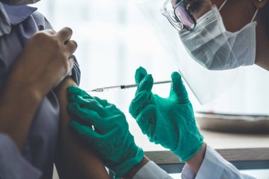 Genç bayan, aşı için yetenekli doktoru hastanede ziyaret ediyor.