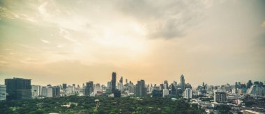 Metropolis şehir merkezinde güzel günbatımı manzarası ve yüksek binalar