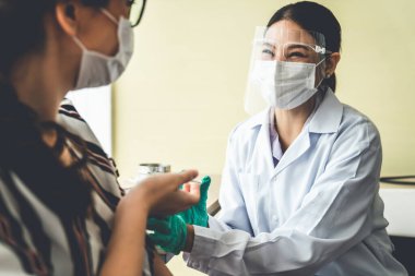 Genç bayan, aşı için yetenekli doktoru hastanede ziyaret ediyor.