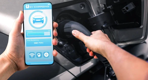 모바일 앱 디스플레이 충전기 상태를 갖춘 전기 자동차 용 EV 충전 스테이션 — 스톡 사진