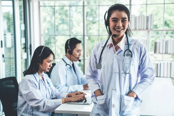 Équipe de médecins portant un casque parlant activement lors d'un appel vidéo à la clinique de l'hôpital — Photo