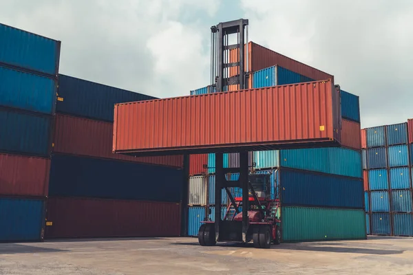 Вантажний контейнер для судноплавства за кордоном на верфі з важкою машиною  . — стокове фото