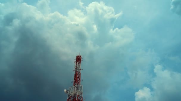 Großer Telekommunikationsturm gegen Himmel und Wolken im Hintergrund — Stockvideo