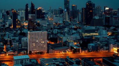 Metropolis şehir merkezindeki hızlandırılmış gece manzarası ve yüksek binalar