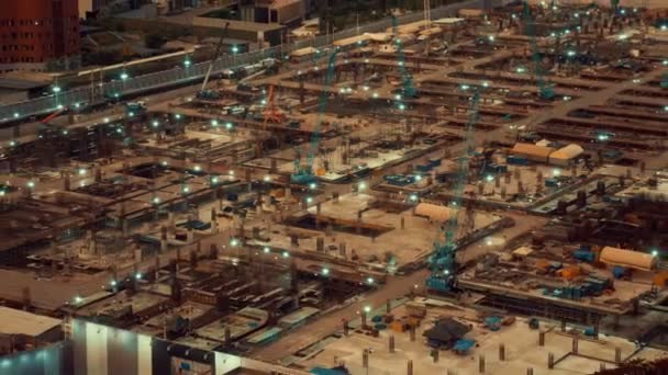 Tidsbrist på byggarbetsplats med tunga byggmaskiner i metropol — Stockvideo