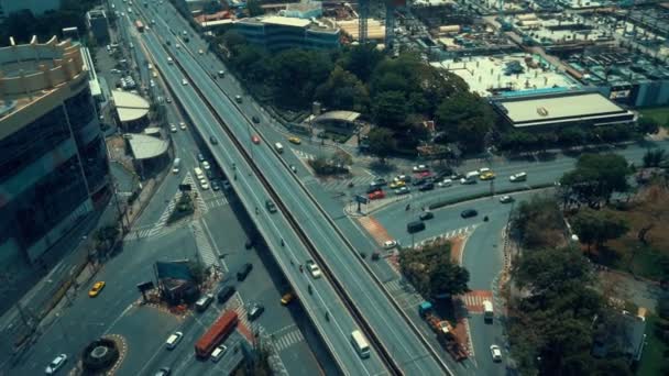 Autopista ocupada cruce de carreteras en el centro de la ciudad metrópolis — Vídeos de Stock