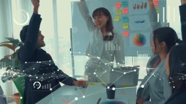 Şirket personeli toplantısındaki iş adamları imrendirici grafikle