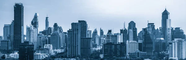 Paysage urbain et immeubles de grande hauteur filtrés en bleu dans le centre-ville de la métropole — Photo