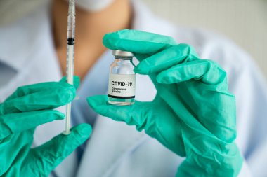 Yetenekli doktor aşıyı enjeksiyondan önce yeterince hazırlayın.
