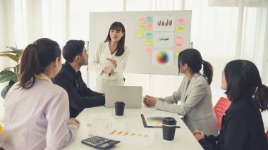 Yetenekli iş kadını takım liderinin iş projesi sunumu