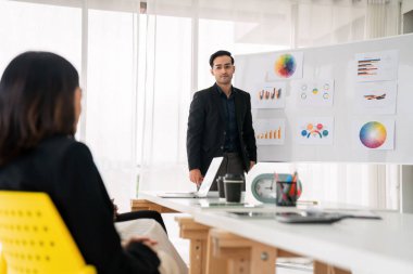 İş adamları daire içinde otururken iş projesini ustaca tartışıyor