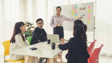 Yetenekli iş kadını takım liderinin iş projesi sunumu