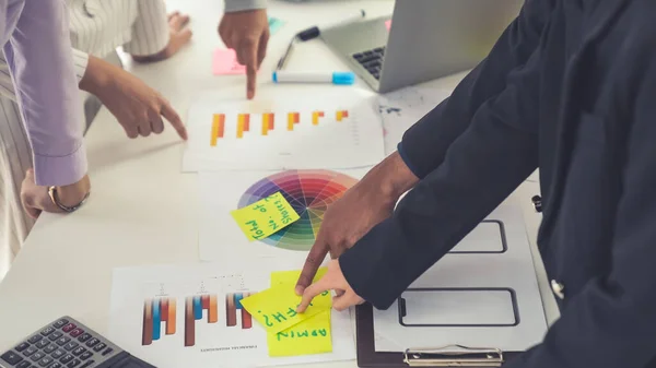 Empresarios discuten hábilmente el proyecto de trabajo en la mesa de reuniones — Foto de Stock