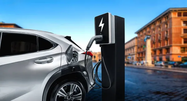 EV estación de carga para coche eléctrico en concepto de energía verde y viajes ecológicos — Foto de Stock