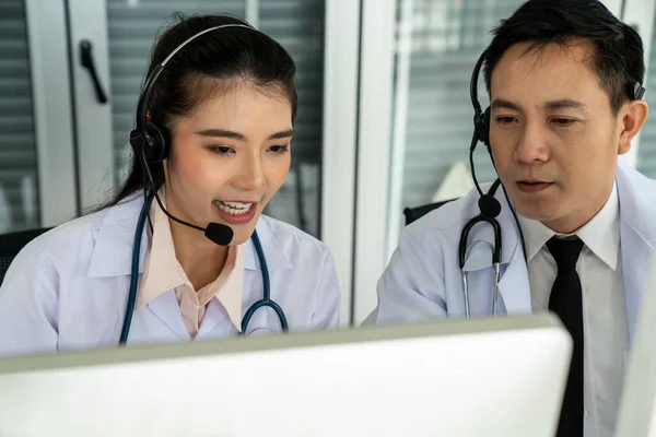 Orvos csapat visel headset beszél aktívan videohívás a kórházi klinikán — Stock Fotó