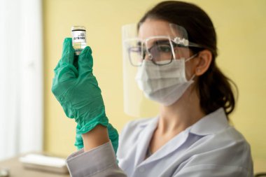 Yetenekli doktor aşıyı enjeksiyondan önce yeterince hazırlayın.