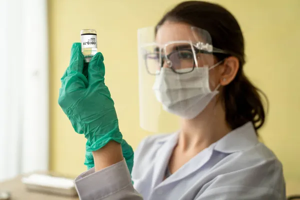 Профессиональный врач подготовит вакцину перед инъекцией — стоковое фото