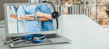 Doktorun hastayla aktif olarak konuşması için internet üzerinden teletıp görüntüsü