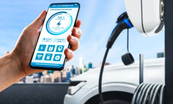 モバイルアプリ表示充電器付き電気自動車用EV充電ステーションのステータス — ストック写真