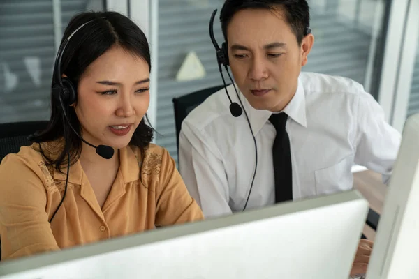 Biznesmeni noszący słuchawki pracujący aktywnie w biurze — Zdjęcie stockowe