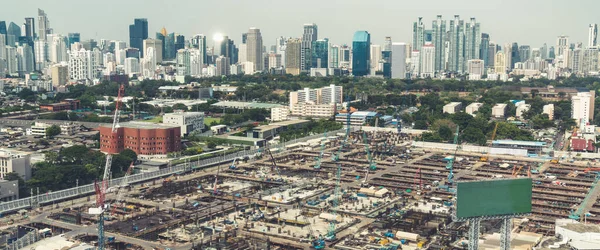 大都市城市景观与建筑工地全景 — 图库照片