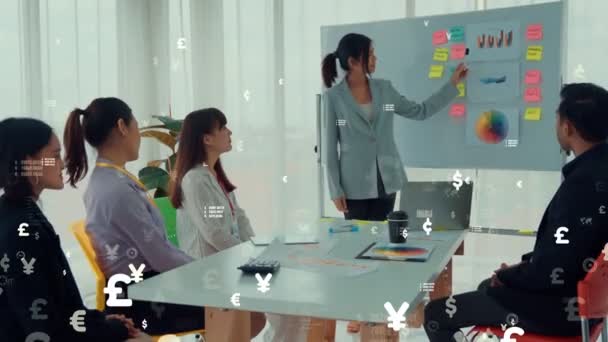 기업 직원들 이 구상 그래픽을 가지고 회의하는 모습 — 비디오