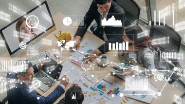 Şirket personeli toplantısındaki iş adamlarının yaratıcı görüntüsü