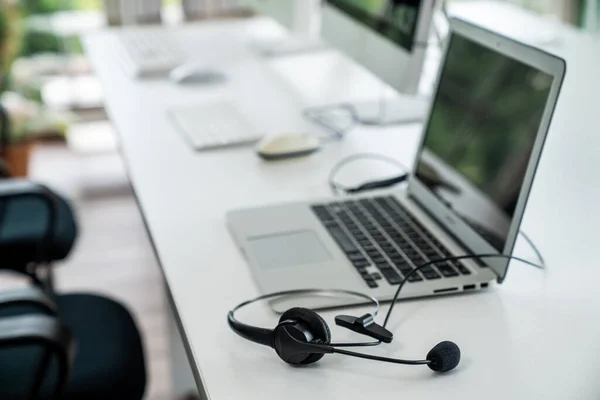 Équipement de casque et de soutien à la clientèle au centre d'appels prêt pour un service actif — Photo