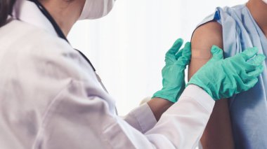 Genç bayan, aşı için yetenekli doktoru hastanede ziyaret ediyor.