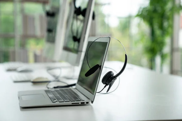 Équipement de casque et de soutien à la clientèle au centre d'appels prêt pour un service actif — Photo