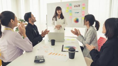 İş kadını, iş projesinde yeterlilikle yer alırsa ekipten kutlamalar aldı